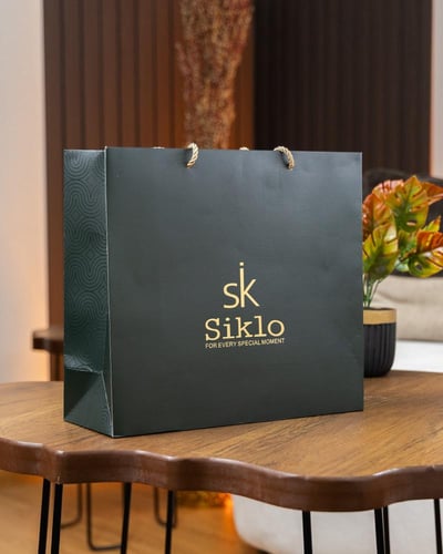 شنطة باللون الاسود حجم وسط