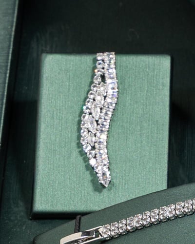 طقم سهرات بتصميم عصري وملفت