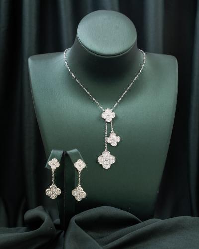 طقم أنيق بتصميم راقٍ باللون الفضي