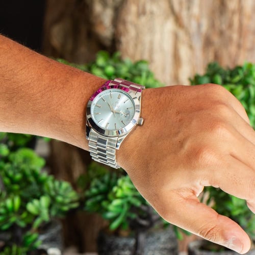 كل رجل عصري يهتم بتفاصيل إطلالته وتفرده لحضور ملفت...