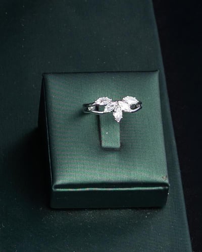 يتحلى هذا الطقم الخلاب بآلية مبتكرة من الاحجار الا...