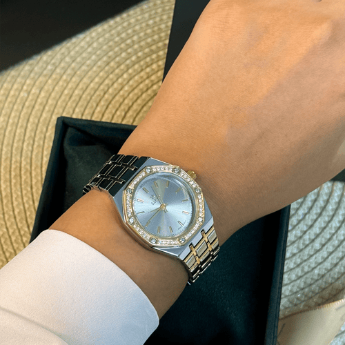 ساعة نسائية باللون المكس