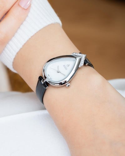 ساعة جلد باللون الاسود الفضي