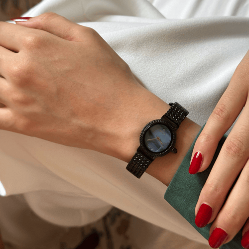 ساعة نسائية باللون الاسود