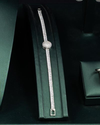 طقم إكسسوار أنيق بلون فضي فاخر