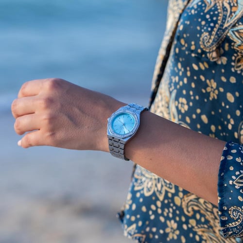 ساعة نسائية باللون الفضي