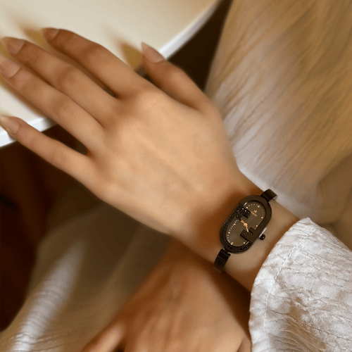 ساعة نسائية باللون الأسود.