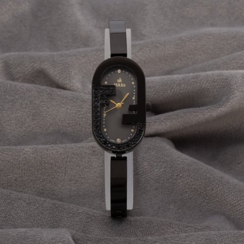 ساعة نسائية باللون الأسود.