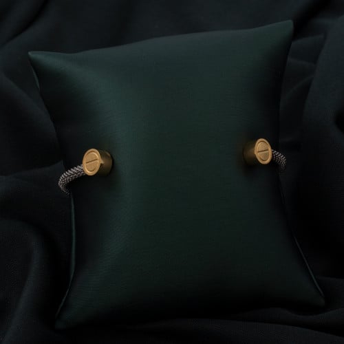 اسوارة نسائية باللون الفضي