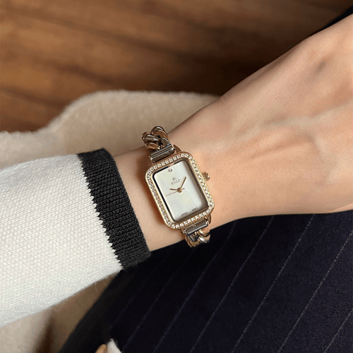 ساعة نسائية باللون الذهبي والفضي