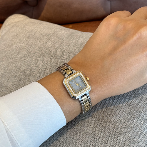 ساعة حصرية باللون المكس الرصاصي