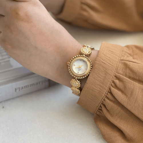 ساعة لامعة باللون الذهبي