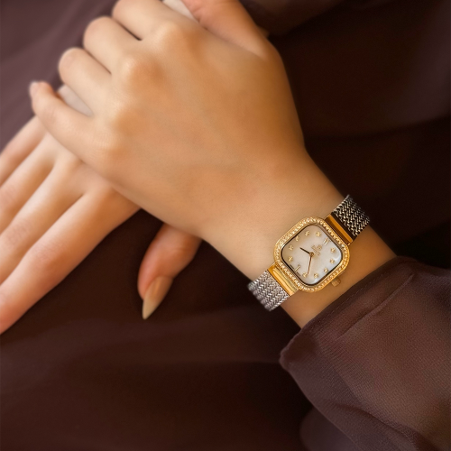 ساعة نسائية باللون الفضي والذهبي ميناء ابيض