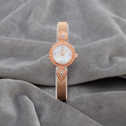 ساعة نسائية باللون النحاسي