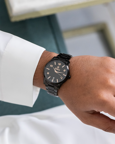 ساعة النسيج باللون الاسود