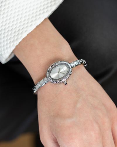 ساعة بيضاوي باللون الفضي