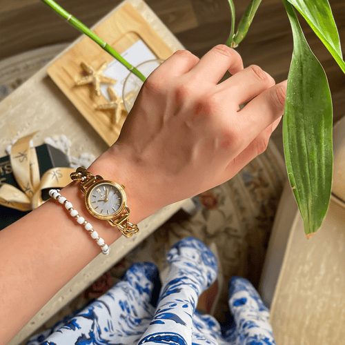 ساعة باللون الذهبي ميناء رصاصي