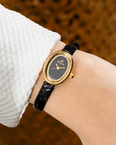 تحفة زمنية بنبض كلاسيكي باللون الذهبي الاسود