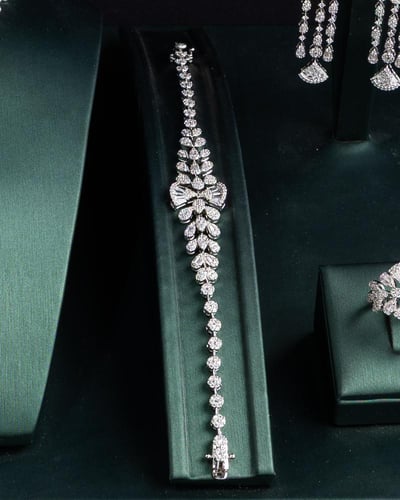 طقم يمنحك ملمسًا فريدًا ومظهرًا استثنائيًا.