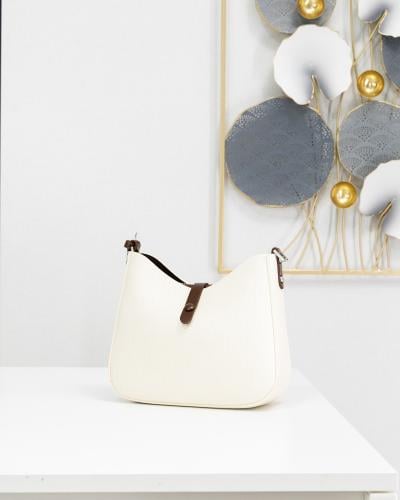 شنطة بتصميم كلاسيك يلفت حضورك حجم وسط باللون اوف و...