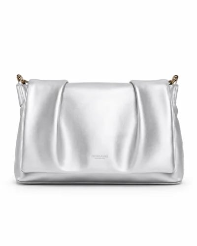 A charming bag with a design reflecting lights, medium size, in silver color.