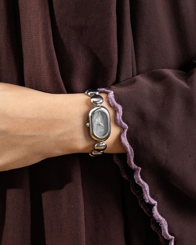 ساعة فنية تعبر عن الذوق باللون الفضي ميناء رصاصي