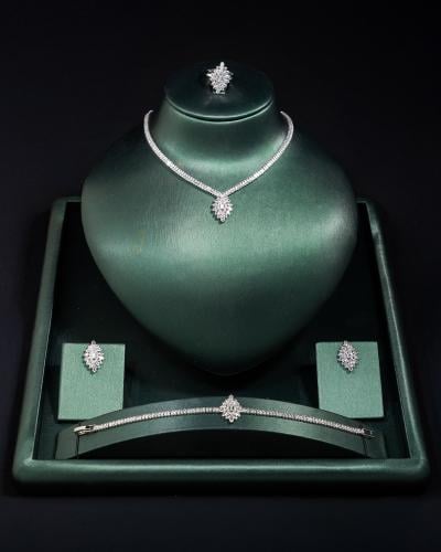 طقم نسائي ناعم زركون فريد بلون فضي