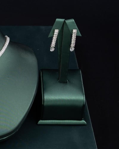 طقم نسائي ناعم زركون فريد بلون فضي