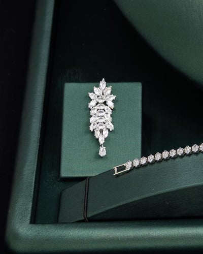 طقم بفصوص الزركون المتلألئة كقطرات ضوء باللون الفض...