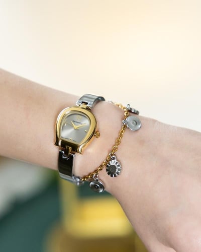 ساعة بتصميم مبتكر باللون المكس الأبيض