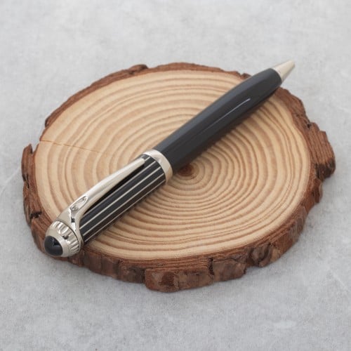 لإطلالة مفعمة بالحيوية والأناقة قلم مميز باللون ال...