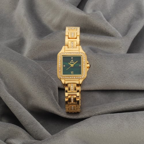 ساعة نسائية باللون الذهبي