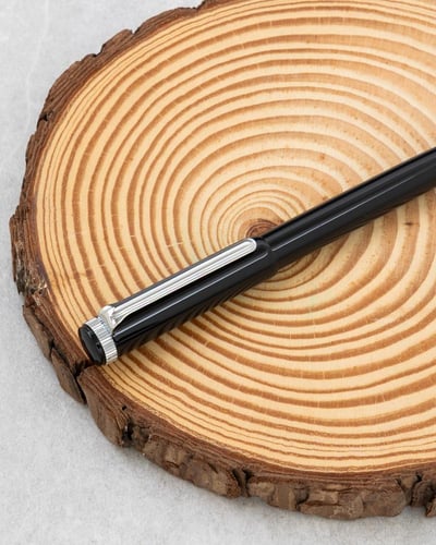 القلم المصمم بعناية ليجمع بين الأناقة والأداء العا...