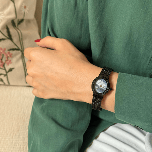 ساعة نسائية باللون الاسود