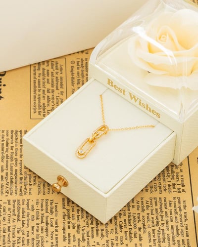 قلادة بتصميم راقٍ