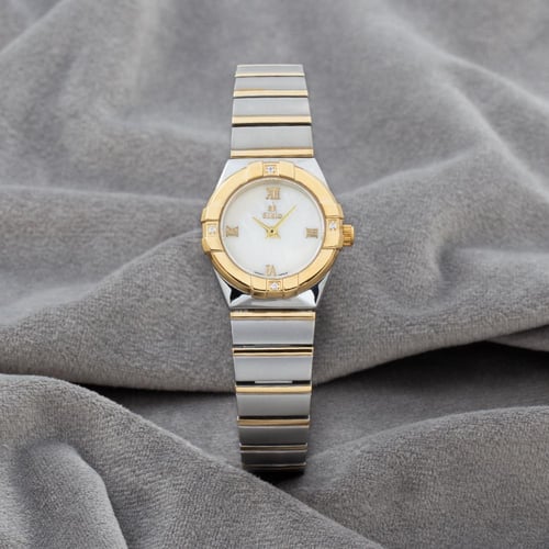 ساعة لامعة باللون المكس