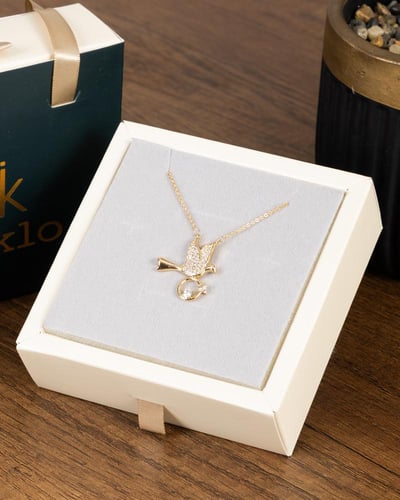 ترمز هذه التعليقه الأنيقه إلى الحب البدي