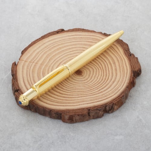 يمكنك تنسيق القلم مع طلتك اليوميه باللون الذهبي