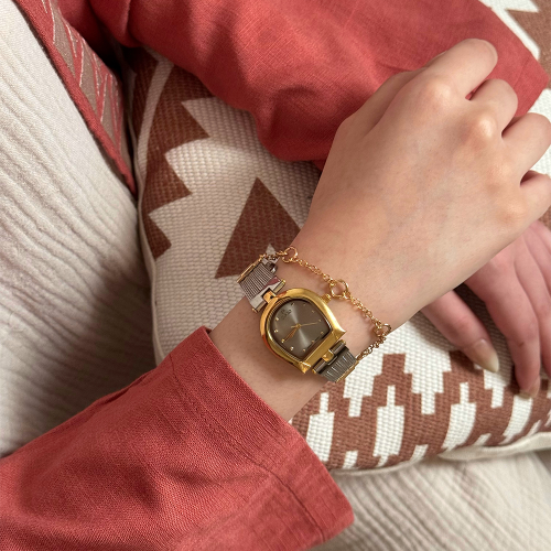 ساعة نسائية باللونين الذهبي والفضي ميناء رصاصي