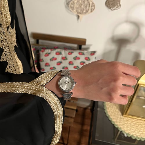 ساعة نسائية باللون الفضي