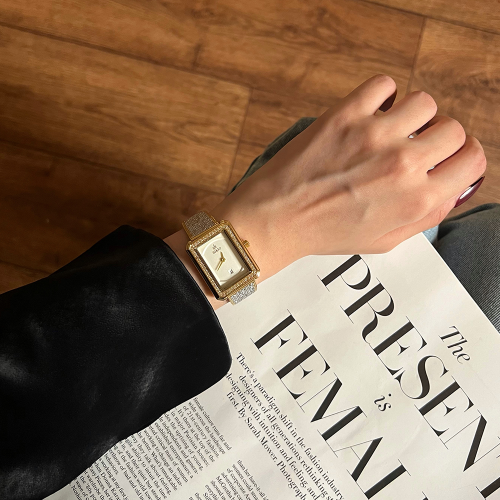 ساعة نسائية باللون الفضي