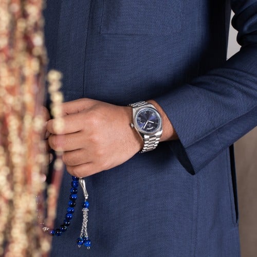 ساعة بميناء باللون الكحلي يتميز بتفاصيله الملفتة و...