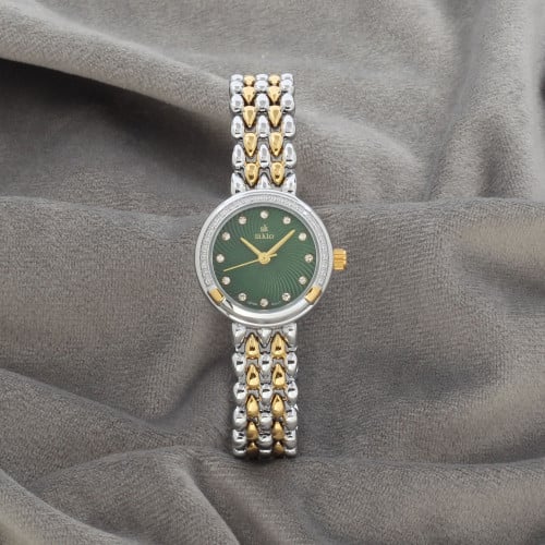 ساعة نسائية باللونين الفضي والذهبي