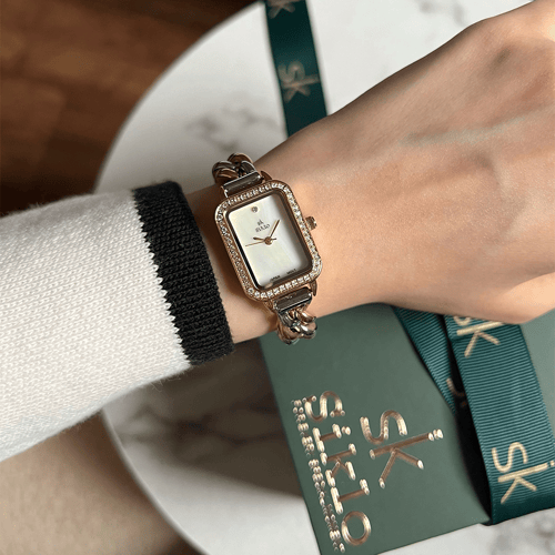 ساعة نسائية باللون الذهبي والفضي