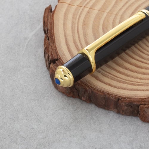 يمكنك تنسيق القلم مع طلتك اليوميه باللون الذهبي وا...