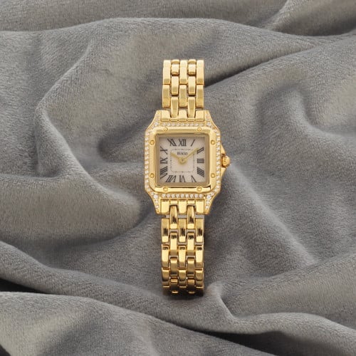 ساعة نسائية باللون الذهبي