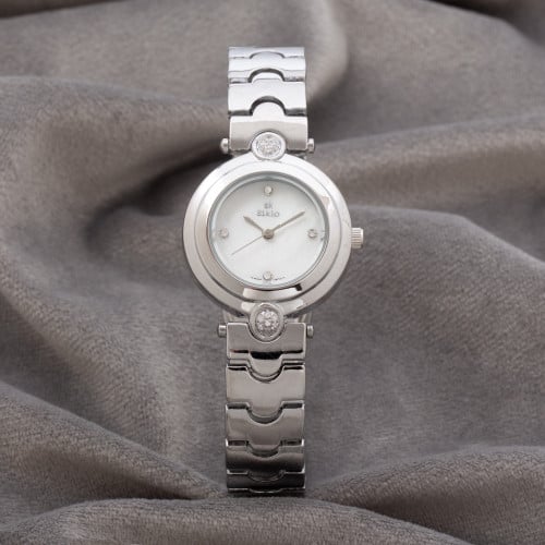 ساعة نسائية باللون الفضي