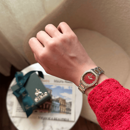 ساعة نسائية باللونين الذهبي والفضي ميناء احمر