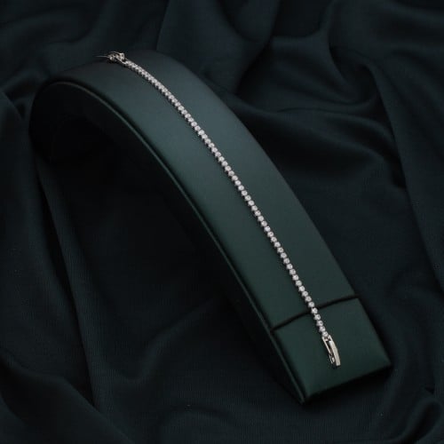 اسوارة نسائية باللون الفضي