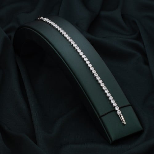 اسوارة نسائية باللون الفضي